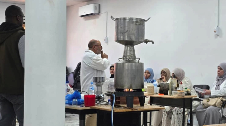 دورة تكوينية حول استخلاص الزيوت الأساسية