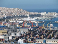 الجزائر تحسن التجارة عبر الحدود وتقلص مدة الشحن 