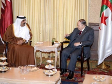 الرئيس بوتفليقة يستقبل أمير دولة قطر السابق 