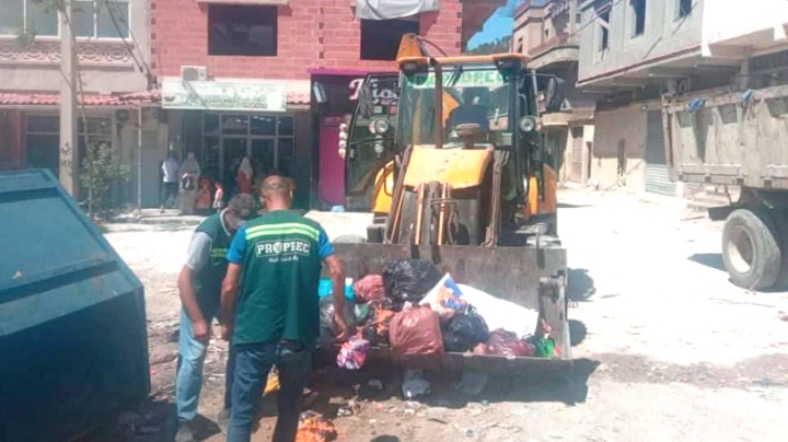 جمع 210 طن من النفايات بمدينة قسنطينة