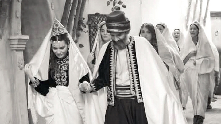 بين ديكور معبّر وإيقاع درامي مثقل