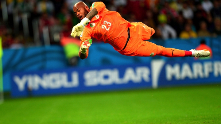 مبولحي ينافس على أفضل حارس عربي