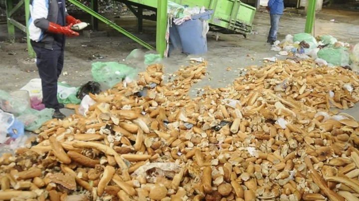 رمي 3 أطنان من الخبز في القمامة بالعاصمة