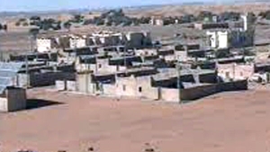 قرية ساحرة تنام على كثبان رملية