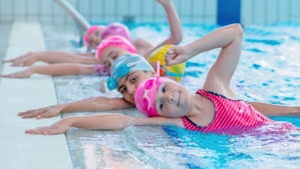 تعلم السباحة من أساسيات تنشئة الطفل الصحيحة