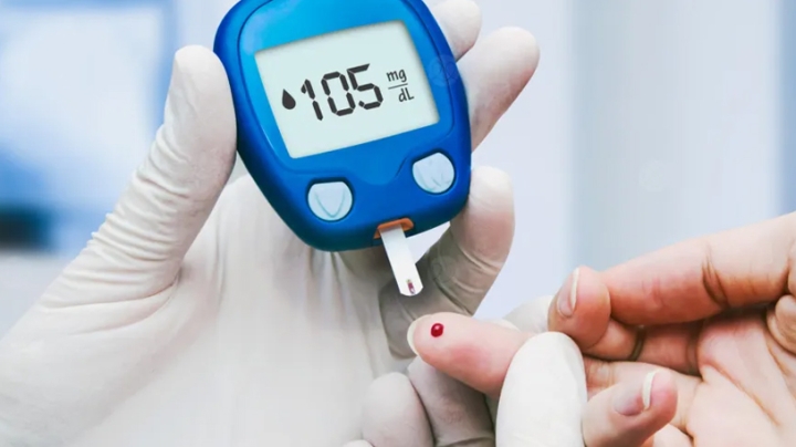 قياس السكري مرات متكررة وإفطار وسحور صحي