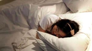 النوم المتقطع يعرض النساء لخطر الموت المبكر