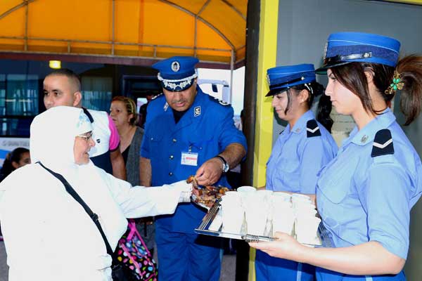 طاولة إفطار لأفراد الجالية العائدين إلى الوطن