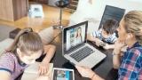 جيل جديد ينتقل من حضن الجدة إلى شاشات الهواتف
