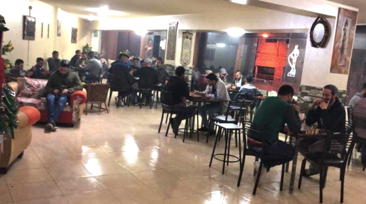 المقاهي الشعبية.. كلمة سر تجمع كل فئات المجتمع