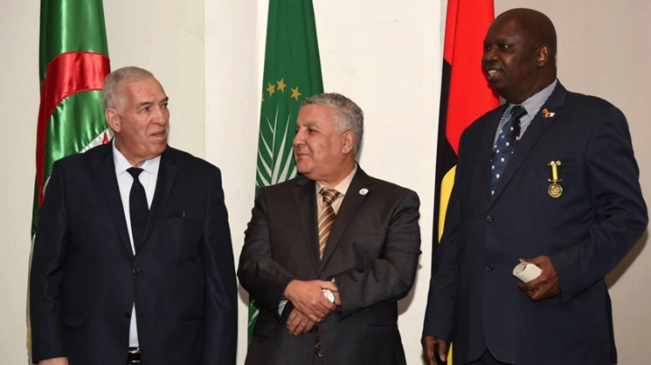تاشريفت يمثّل الحكومة في احتفالية سفارة أنغولا بالجزائر