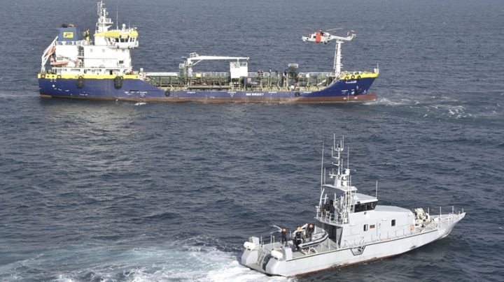 تمرين حول مساعدة سفينة ومكافحة التلوّث البحري