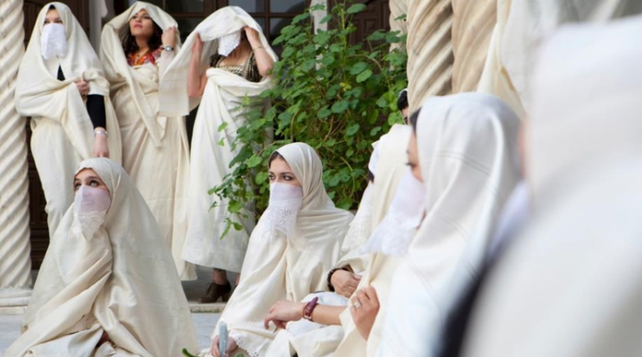 "الحايك".. حضور إجباري لمباركة الزفاف
