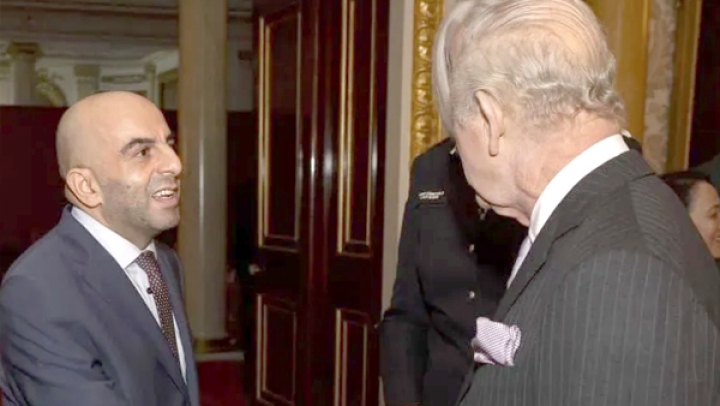 الملك تشارلز يستقبل جزائريا أنقذ ركّاب قطار خلال هجوم ببريطانيا