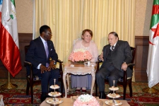 الرئيس بوتفليقة يتحادث مع الرئيس مباسوغو