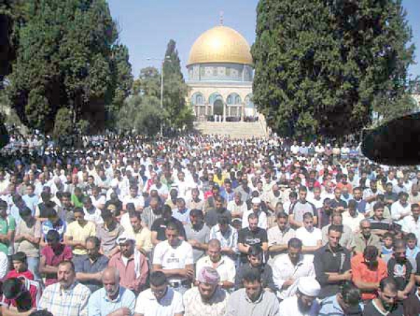 آلاف الفلسطينيين يصلون في الأقصى المبارك في هدوء