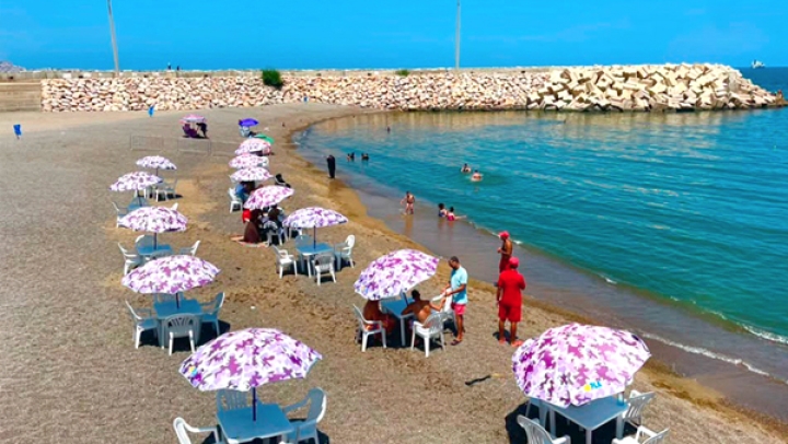 سحر الأزرق الكبير يعانق خضرة ورمال الساحل العاصمي