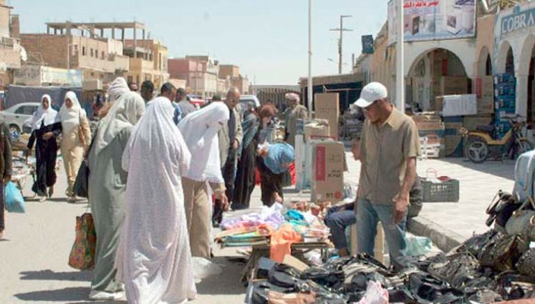 تجارة فوضوية مكثفة وغياب الشروط الصحية