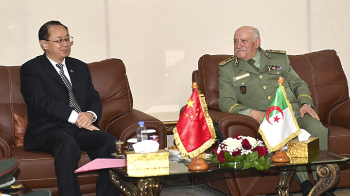 قائد القوات البرية يستقبل السفير الصيني