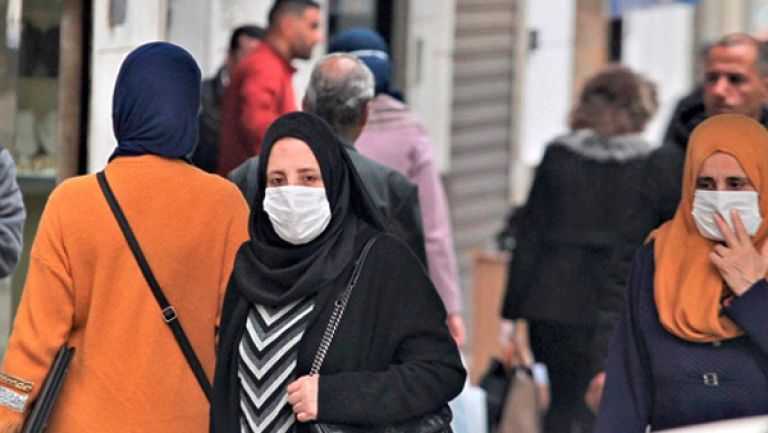 الجزائريون يقتربون من الخروج من نفق كورونا