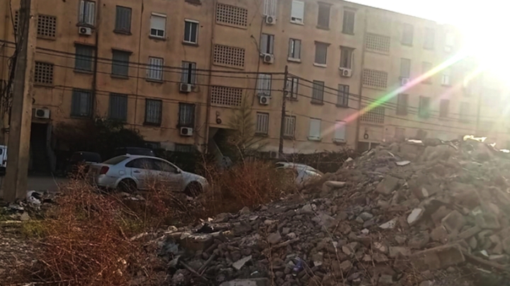 ردوم &quot;القصدير&quot; تحاصر حي ديار الخدمة