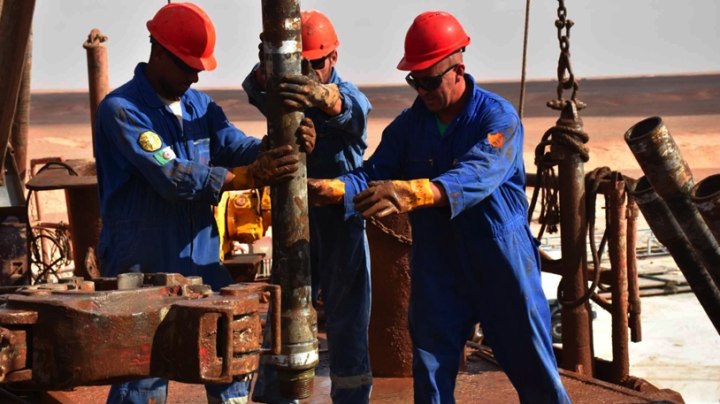 صحاري الجزائري يتصدر أسعار خامات النفط في فيفري