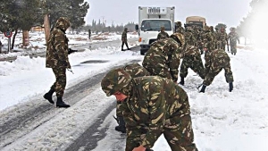 الجيش يتدخل لفك العزلة عن المحاصرين بالثلوج