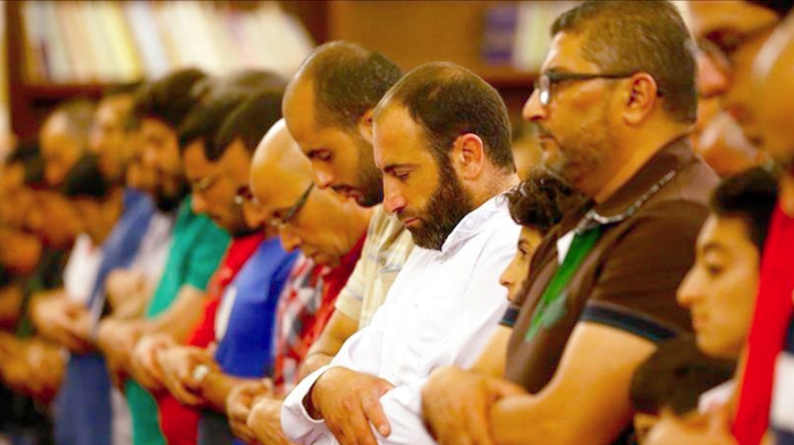 عادات متجذرة.. تكافل اجتماعي وأجواء تعبدية