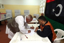 الليبيون يختارون اليوم ممثليهم لصياغة الدستور