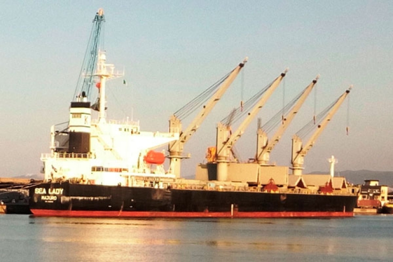 إجلاء الباخرة الجانحة باحترافية