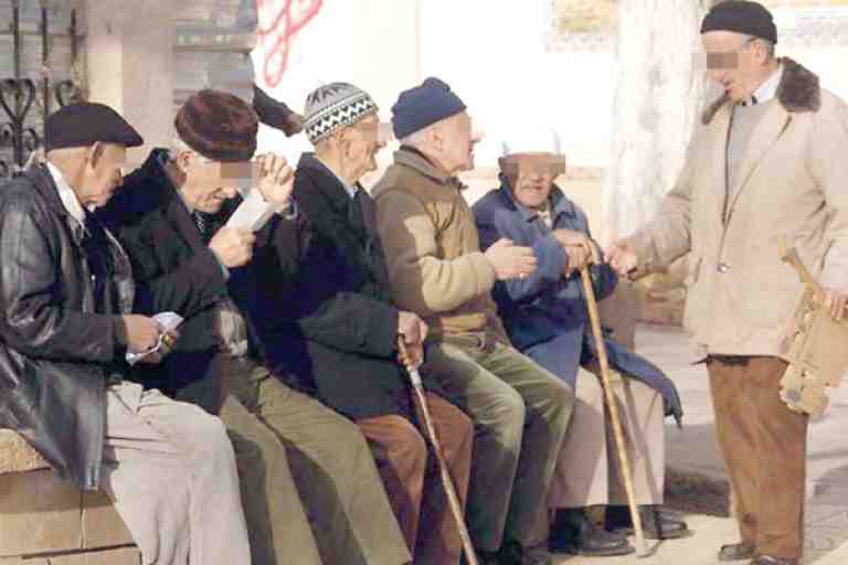 الرئيس بوتفليقة يقرر رفع معاشات المتقاعدين