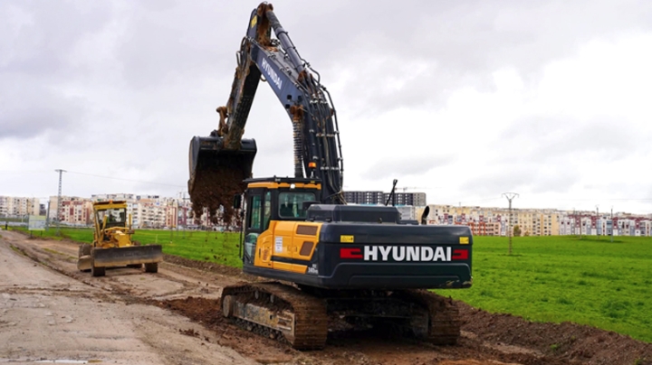 تهيئة مداخل علي منجلي وازدواجية الطرق وإنجاز نفق أرضي