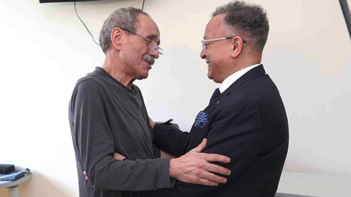 وزير التعليم العالي يعود نجل الشهيد مصطفى بن بولعيد