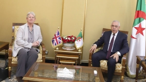 وزير العدل حافظ الأختام، عبد الرشيد طبي-سفيرة مملكة بريطانيا العظمى وإيرلندا الشمالية بالجزائر، السيدة شارون آن وردل