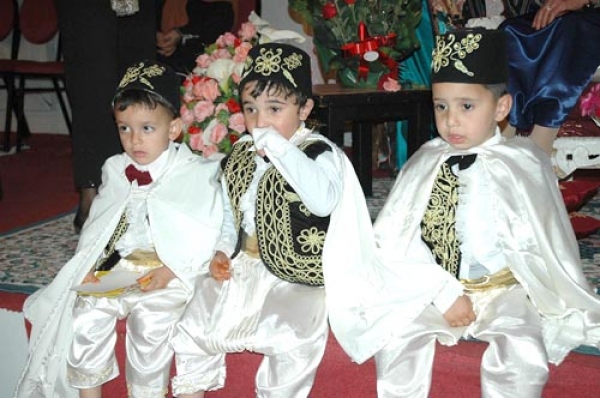 ولاية الجزائر تنظم حفل ختان للأطفال 