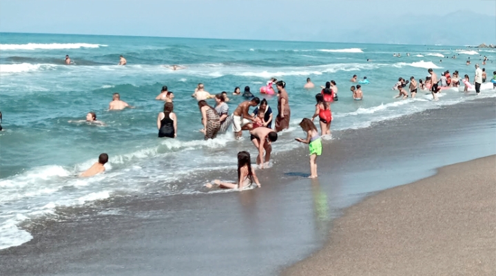 إقبال متزايد للمصطافين على شواطئ تيشي