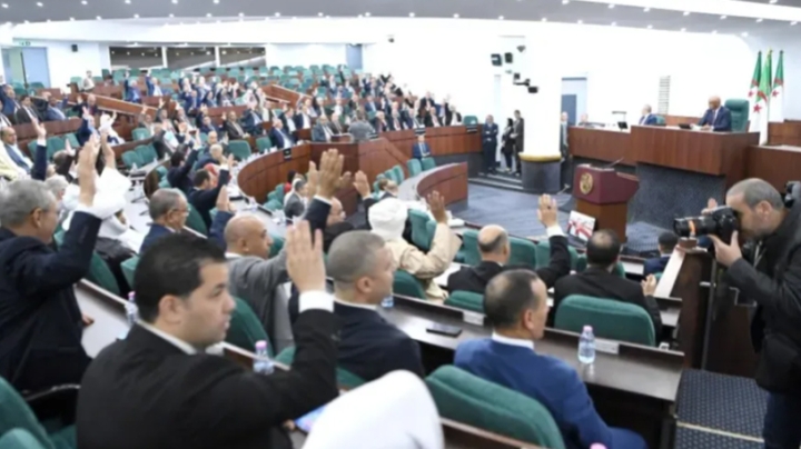 آليات لمكافحة التجوال السياسي وتمويل عمومي عادل ومتوازن