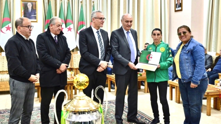 والي تيزي وز يكرم فتيات شبيبة القبائل