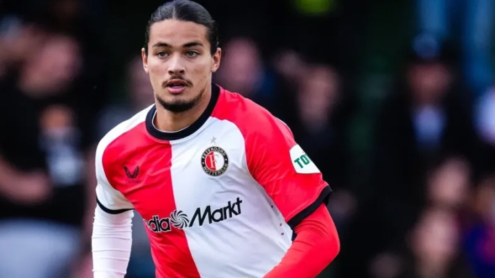 نجم الريال السابق فان دير فارت يدافع على حاج موسى