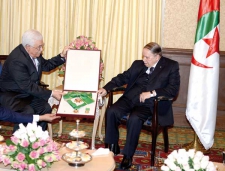 الرئيس عباس يهدي الرئيس بوتفليقة وسام &quot;نجمة فلسطين&quot; 