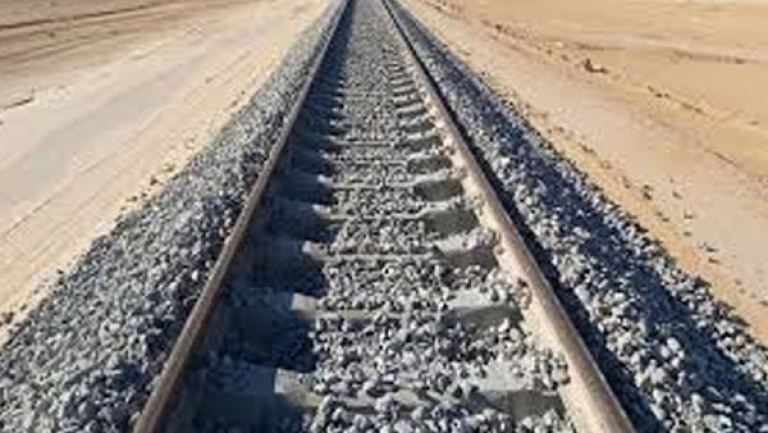 تجهيزات حديثة لوقف زحف الرمال على السكك الحديدية