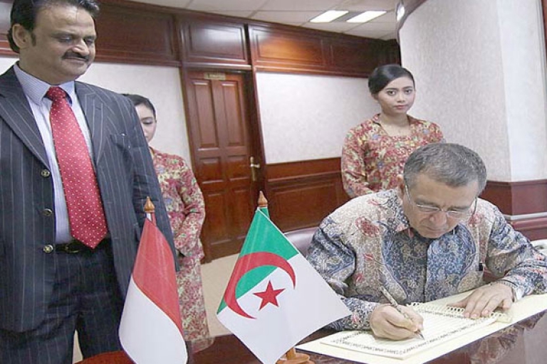 بوشوارب يعبر عن طموحات الجزائر في مجال البتروكيمياء