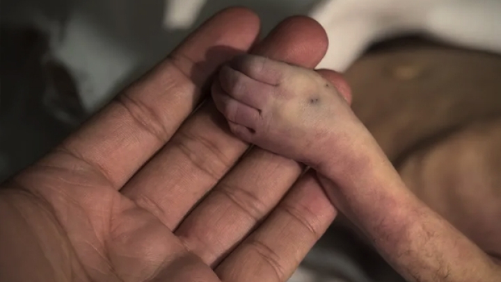 البرد القارس يقتل رضّع غزة