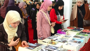 إقبال كبير للجمهور وبرنامج ثقافي مكثف