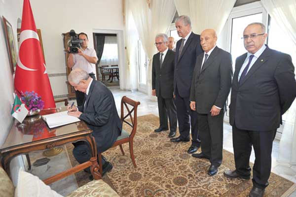 بن صالح يوقّع سجل التعازي بسفارة تركيا