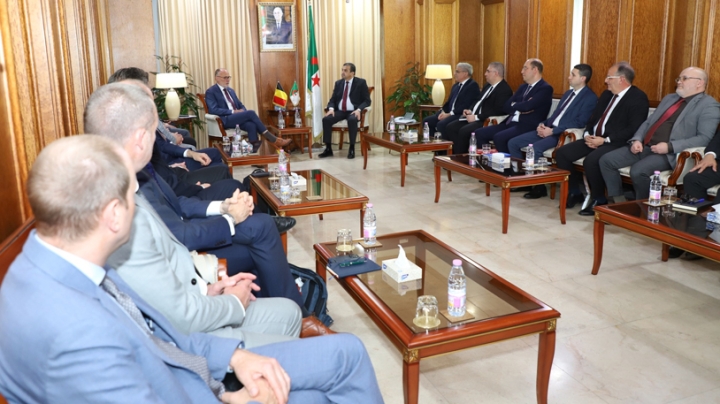 الجزائر حريصة على تطوير شراكات متوازنة