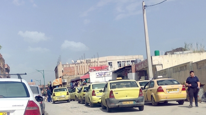 سائقو سيارات الأجرة يحتجون