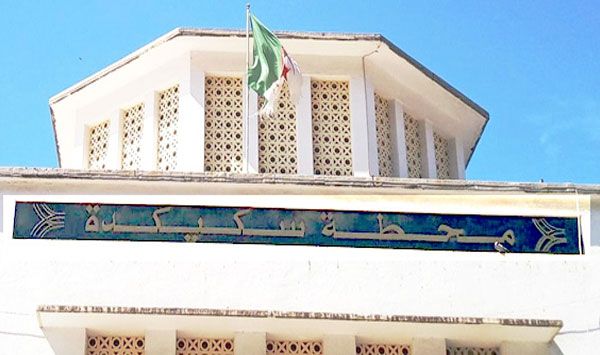 العلم يهان فوق مبنى محطة السكة الحديدية