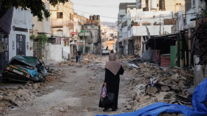 الفلسطينيون يقفون على مخلفات الخراب في جنين ومخيمها