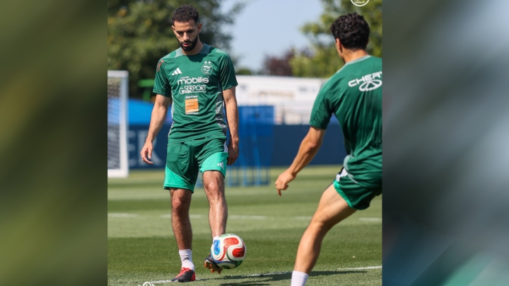 آيت نوري فخور بحمل قميص المنتخب الوطني